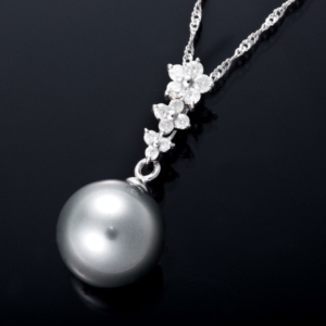 K18WG 南洋黒蝶シルバーグレイ真珠ペンダント